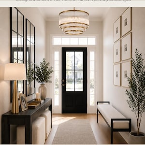 Könnte beinhalten: Ein Eingangsbereich-Designkonzept mit einer dunklen Holzkonsolentisch, einer goldenen Lampe und einem dekorativen Kronleuchter. Das Design umfasst Spiegel, gerahmte Kunstwerke und eine Bank. Der Text lautet "Long & Tall Entryway Design Solution" und "Digital eDesign Concept with Shopping List."