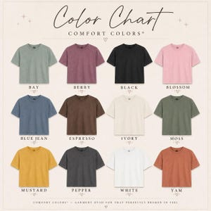 Op de afbeelding: Een Comfort Colors kleurenkaart met twaalf t-shirts met korte mouwen in verschillende effen kleuren, waaronder bay, berry, black, blossom, blue jean, espresso, ivory, moss, mustard, pepper, white en yam, elk gelabeld met de bijbehorende kleurnaam.