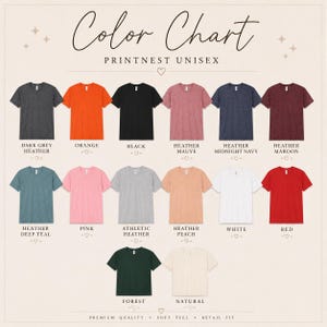 Op de afbeelding: Een kleurenkaart voor Printnest unisex t-shirts met vijftien t-shirts met korte mouwen in verschillende kleuren, waaronder donkergrijs gem&ecirc;leerd, oranje, zwart, mauve gem&ecirc;leerd, middernachtblauw, kastanjebruin, diepblauwgroen, roze, sportgrijs, perzik, wit, rood, bosgroen en naturel.