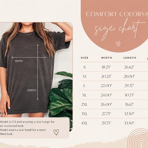 Op de afbeelding: Een Comfort Colors maattabel met een antracietgrijs t-shirt met meetlijnen voor breedte en lengte. De tabel bevat de maten S tot en met 4XL met de bijbehorende breedte-, lengte- en mouwlengtematen in inches voor elke maat.