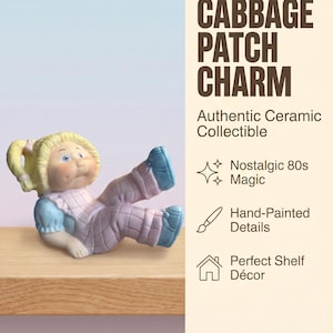 Könnte beinhalten: Eine Keramikfigur eines blonden Kindes mit Zöpfen, das ein hellblaues Hemd und eine violette Hose trägt, auf einem Holzregal. Text: VINTAGE CABBAGE PATCH CHARM, Authentic Ceramic Collectible, Nostalgic 80s Magic, Hand-Painted Details, Perfect Shelf Décor.
