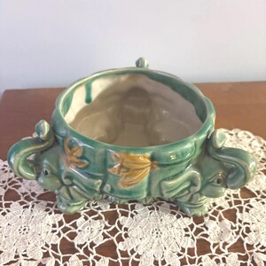 ¡Mira esta adorable maceta para suculentas que simboliza la buena suerte con sus 3 elefantes de trompas levantadas! ¡El regalo perfecto para una inauguración de casa!