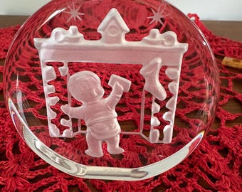 Vintage Danbury Mint “Boy In Pajamas” Briefbeschwerer. Sehr edel anmutendes Weihnachtsmotiv. Hergestellt in Japan aus 24% Bleikristall aus dem Jahr 1985.