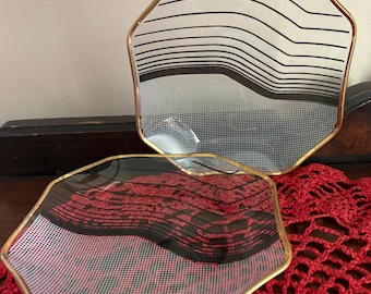 Juego de 2 platos de postre octogonales de vidrio templado transparente "Marine Gold" de MCM Arcoroc France, de la década de 1950, con borde dorado.