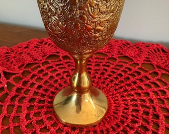 Copa de latón vintage. Una copa elegante, perfecta para disfrutar de un vino de postre después de la cena. Un detalle que marcará la diferencia en cualquier reunión.