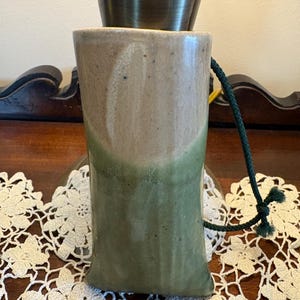 Studioaardewerk wandzakje met kunstenaarsstempel. Mooie tinten groen en bruin, een handgemaakt uniek uniek stuk. Perfect voor gedroogde bloemen