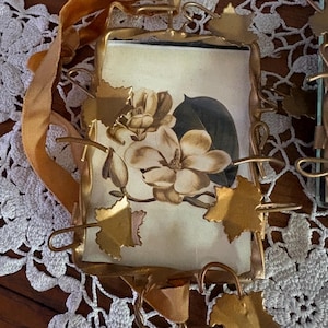 Juego de 3 mini marcos de fotos vintage de metal con enredaderas de metal con hojas y cinta marrón. Los clips traseros facilitan el cambio de fotos.