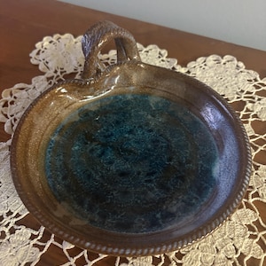 Studioaardewerk trinketschaal met "touw" handvat en randen