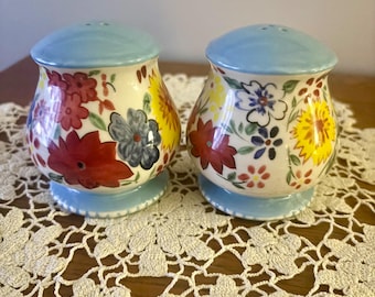 Lovely handpainted large s&p shaker set in mint Vtg condition. Baby blue tips with vivid floral pattern sure to brighten any kitchen up!
