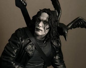 Statuetta da collezione dipinta a mano raffigurante il Corvo, statua in plastica ricca di dettagli.