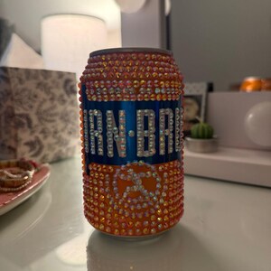 Lata de irn bru adornada con brillantes