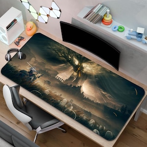 Könnte beinhalten: Ein großes rechteckiges Gaming-Mauspad mit einer Fantasy-Landschaft mit einem Krieger und einem großen Baum. Das Pad hat ein dunkles Farbschema mit Grautönen, Braun und Gelb. Das Mauspad liegt auf einem Holztisch.