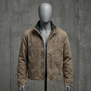 Könnte beinhalten: Braune Arbeitsjacke mit grün-schwarz kariertem Kragenfutter. Die Jacke hat zwei Brusttaschen, zwei untere Taschen und einen Reißverschluss. Die Jacke wird auf einer Schaufensterpuppe präsentiert.