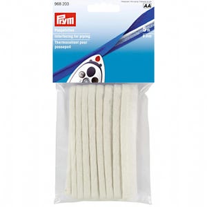 Könnte beinhalten: Eine Packung weißes Paspelkordel für Nähprojekte. Die Packung enthält 5 Meter 8 mm Kordel. Die Verpackung zeigt die Marke "frym" und den Text "Interfacing for piping".