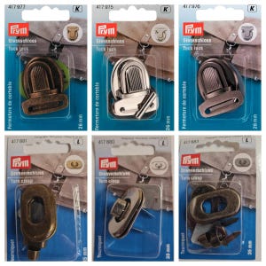 Pode incluir: Uma coleção de fechos metálicos para bolsas e fechos giratórios em vários acabamentos, incluindo bronze, prata e preto. Cada fecho é embalado em um cartão com o nome da marca. Os fechos Tuck medem 26 mm.