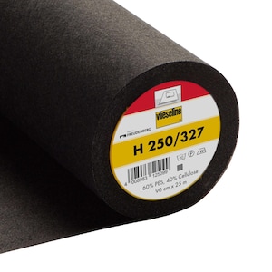 Könnte beinhalten: Eine Rolle schwarzen Stoffes mit einem Etikett mit der Aufschrift "H 250/327". Das Etikett enthält auch den Text "60% PES, 40% Cellulose" und die Maße 90 cm x 25 m. Der Stoff ist dunkel und einfarbig.