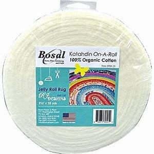 Może przedstawiać: Rolka tkaniny Bosal Katahdin On-A-Roll 100% bawełny organicznej do dywanu Jelly Roll. Rolka jest owinięta w przezroczysty plastik. Etykieta przedstawia kolorowy wzór dywanu i wymiary: 5 cm x 22,86 m.