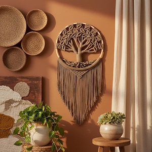 Könnte beinhalten: Ein Set aus drei Keramikbechern mit gesprenkelter, matter Oberfläche. Die Becher sind in Creme-, Hellgrau- und Dunkelgrautönen gehalten. Jeder Becher hat ein schlichtes, modernes Design und einen abgerundeten Henkel.