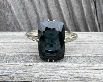 Anillo de oro de 14k estilo Art Déco vintage con piedra sintética azul oscuro talla cojín.