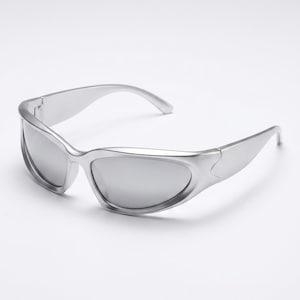 Könnte beinhalten: Silberfarbene Sonnenbrille mit einem schlanken, futuristischen Design. Die Sonnenbrille hat einen umlaufenden Rahmen und verspiegelte Gläser. Die Gesamtästhetik ist modern und minimalistisch, passend für verschiedene Stile.