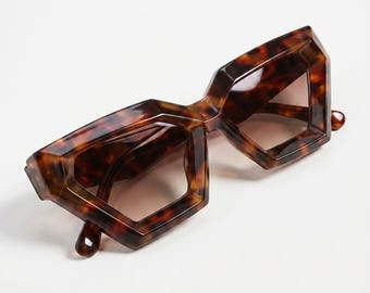 Tortoise Angular Cat Eye Sunglasses – Bold Pointed Frames, Vintage Dark Luxury Eyewear Unisex Alt Fashion