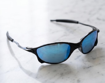Gafas de sol deportivas con montura metálica, negras, con lentes de espejo azul, estilo Y2K, para festivales de ciclismo retro.