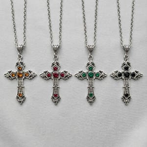 Peut inclure: Panneau en bois rustique avec l'inscription "Welcome to our home" en lettres blanches. Le panneau présente une finition vieillie et un design simple et accueillant, pour la décoration.