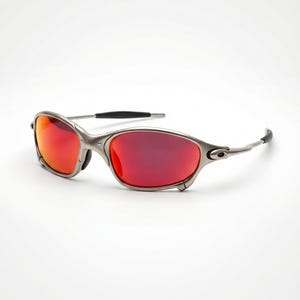 K&ouml;nnte beinhalten: Sonnenbrille mit silbernem Rahmen und leuchtend roten Gl&auml;sern. Das schlanke Design verf&uuml;gt &uuml;ber einen geschwungenen Rahmen und schwarze Akzente an den B&uuml;geln. Diese Sonnenbrille bietet einen stilvollen Look f&uuml;r Outdoor-Aktivit&auml;ten.