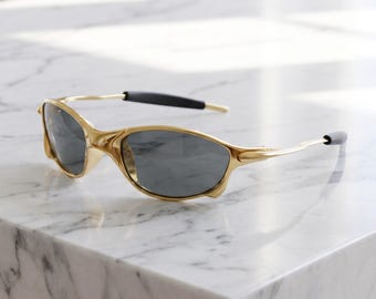 Gafas de sol deportivas con montura metálica dorada y lentes oscuras, estilo retro de lujo Y2K para ciclismo.