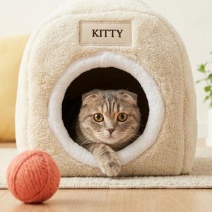 以下が含まれることがあります： 斑点のあるマット仕上げのセラミックマグカップ3個セット。各マグカップは、ライトブルー、クリーム、グレーと異なる色です。シンプルでモダンなデザインで、持ちやすいハンドルが付いています。