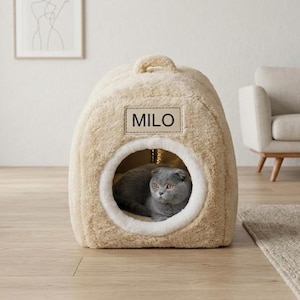 以下が含まれることがあります： 手書き風の「Welcome to our home」の文字が入った素朴な木製サイン。使い古したような仕上がりで、シンプルで親しみやすいデザインは、玄関やポーチに最適です。