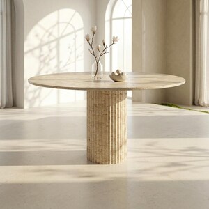 Elegant, handgjort runt matbord tillverkat av naturlig travertinsten; specialtillverkat efter specifika mått.
