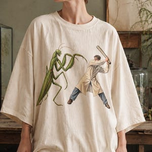 T-shirt met afbeelding van een reuzen bidsprinkhaan versus een wetenschapper, grappig cadeau voor entomologen, T-shirt voor liefhebbers van sciencefiction-insecten.