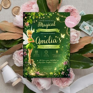 Könnte beinhalten: Eine rechteckige Geburtstagseinladungskarte mit grünem Waldhintergrund und der Fee Tinkerbell, die auf einem leuchtenden Glasgefäß steht. Der Text lautet: You're invited to a Magical Birthday Celebration, Amelia's 6th Birthday, samt Veranstaltungsdetails.