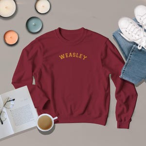 Peut inclure: Panneau en bois rustique avec l'inscription "Welcome to our home" en lettres blanches. Le panneau présente une finition vieillie et un design simple et accueillant, idéal pour un porche ou une entrée.