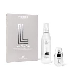 Op de afbeelding: Een grijze rechthoekige doos met het label Cosmico Snail Slime Face met een zilveren L-logo, een hoge doorschijnende sprayfles Snail Slime Cleanser en een kleine doorschijnende pompflacon Snail Slime Face Cream, beide met hetzelfde zilveren L-logo.