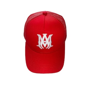 Op de afbeelding: Rode truckerpet met een wit geborduurd logo op de voorkant. De pet heeft een mesh achterkant en een gebogen klep. Het logo is een gestileerd monogram.