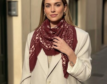 Duży, bordowy, kwadratowy szalik bandana – miękki i elegancki szalik damski 110x110 cm – szykowny szalik w paisley – styl Kujten – prezent dla niej