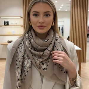 Stor fyrkantig bandanahalsduk - Mjuk och elegant damhalsduk 110x110cm - Snygg paisleymönstrad halsduk - Trendig fyrkantig halsduk