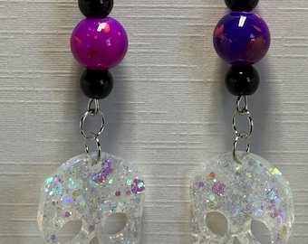 Orecchini a forma di teschio in resina fatti a mano