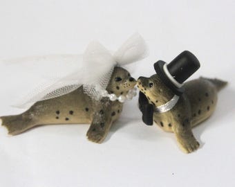 Seal-Wedding Cake Topper-Seal-Bride-Groom-Wedding-Ocean-Animal-Sea-Life-Beach-Theme-Cake-Decoration
