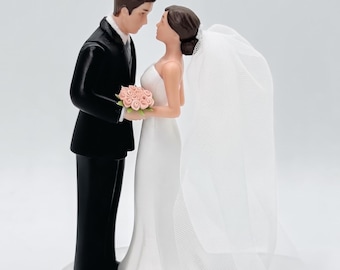 Bride and Groom Wedding Cake Topper, Custom Bouquet Color, Couple Keepsake Decoration
