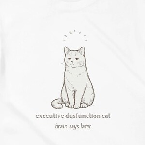 Camiseta unisex minimalista con diseño de gato con disfunción ejecutiva y cerebro "dice después". Divertida camiseta minimalista con TDAH.