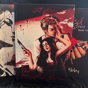 Può includere: Tre libri con copertine scure. Il libro centrale presenta una coppia con un coltello e il titolo "The Mindf*ck Series". Gli altri libri hanno illustrazioni e il nome dell'autore "ST Abby" e "Abby". I libri sono in una serie, Libri 1-5.