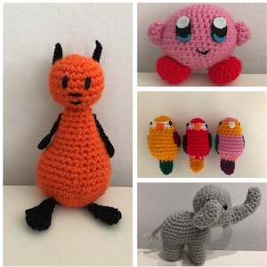 Pode incluir: Uma coleção de brinquedos de crochê feitos à mão, incluindo uma criatura laranja grande com detalhes pretos, um personagem rosa semelhante a Kirby, três pássaros coloridos e um elefante cinza. Estes brinquedos macios são ideais para crianças.