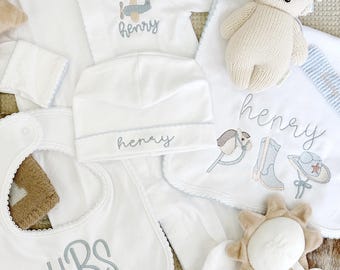 PAQUETE DE RECUERDOS / Conjunto de ropa de bebé personalizado / Pijama de algodón bordado, gorro, babero, paño para eructar, clip para chupete