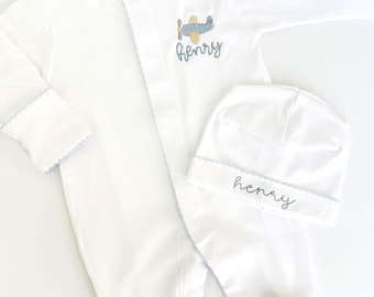 Conjunto de pijama blanco personalizado para bebé niño con ribete azul de picot, conjunto bordado a medida.