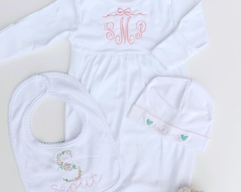 PAQUETE EXCLUSIVO / Set de regalo personalizado para bebé / Pijama, gorro y babero de algodón bordados