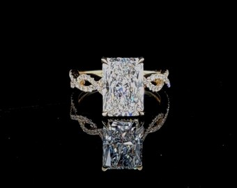 Anillo de compromiso con diamante cultivado en laboratorio de talla radiante de 4,65 quilates en oro amarillo de 14 quilates, certificado por IGI, color E, halo oculto, banda retorcida con pavé de diamantes de 4,04 quilates.