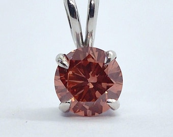 Colgante de oro blanco de 14 quilates con diamante de color